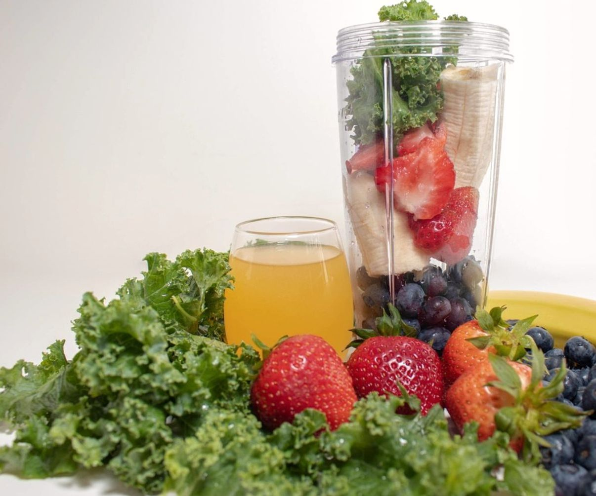 Mostrador de jugos frescos lleno de frutas coloridas